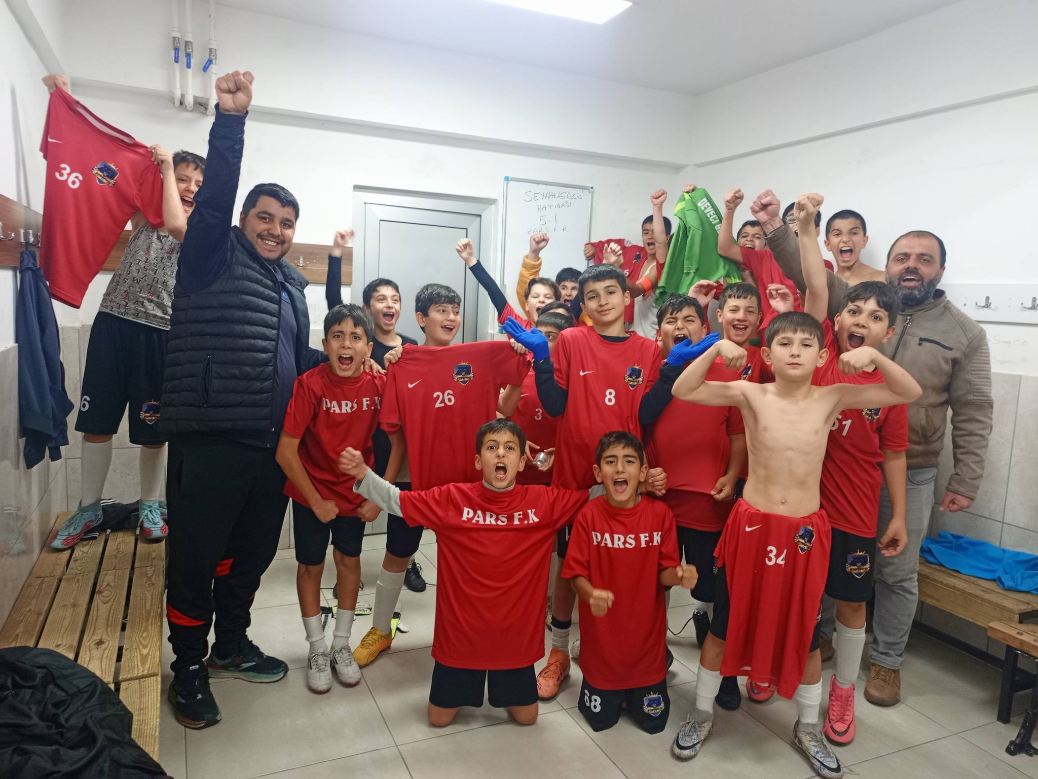Pars FK U11 soyunma odası kutlaması